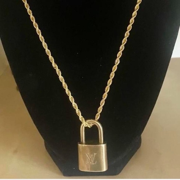 Louis Vuitton Gold Chain Padlock no key - Picture 4 of 5